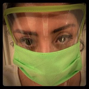 Cubrebocas con careta protectora